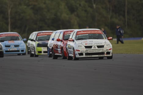 Jacob Kristensen vandt en sikker sejr i andet heat i Casinoportalen Clio Cup. Her fører han foran Martin Clausen, Claus Christensen og Petter Granlund.